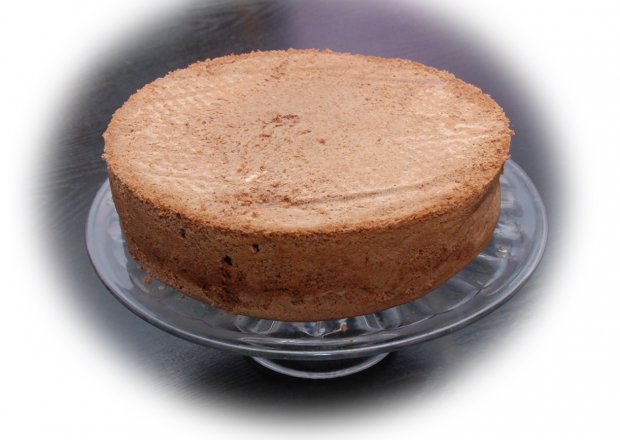 Fotografia przedstawiająca Ciemny biszkopt na tort bez proszku do pieczenia