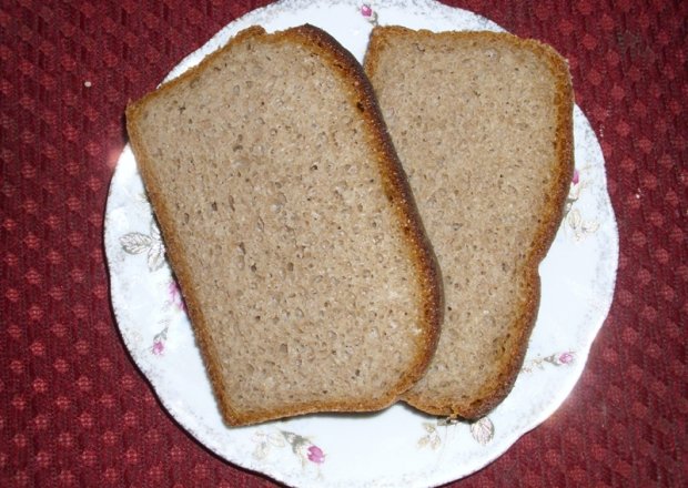 Fotografia przedstawiająca ciemny chleb na zakwasie