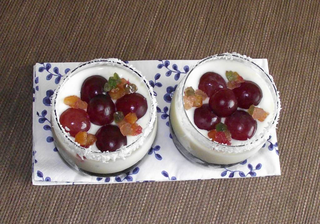 Ciemny deser z jasną nutą z winogronami  foto