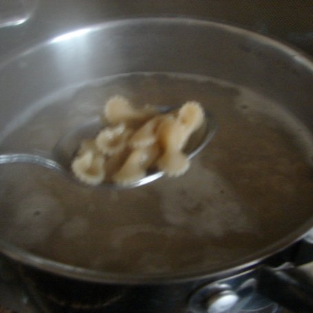 Krok 1 - Ciemny makaron z chudym serem foto