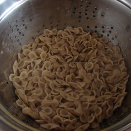 Krok 2 - Ciemny makaron z chudym serem foto