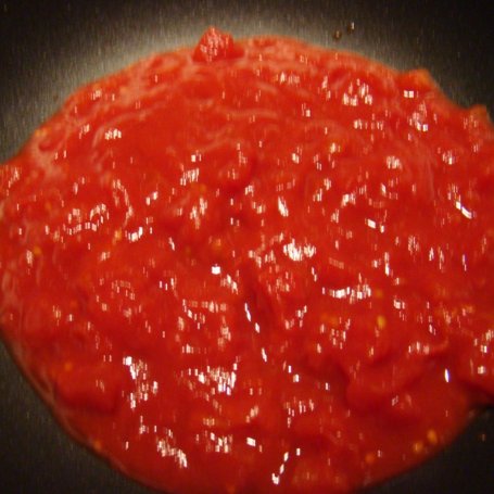 Krok 1 - Ciemny makaron z pomidorowym sosem z oliwkami i serem mozarella foto