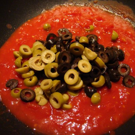 Krok 2 - Ciemny makaron z pomidorowym sosem z oliwkami i serem mozarella foto
