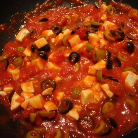 Krok 3 - Ciemny makaron z pomidorowym sosem z oliwkami i serem mozarella foto