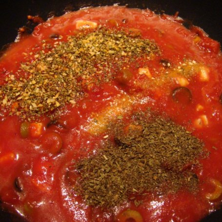 Krok 4 - Ciemny makaron z pomidorowym sosem z oliwkami i serem mozarella foto