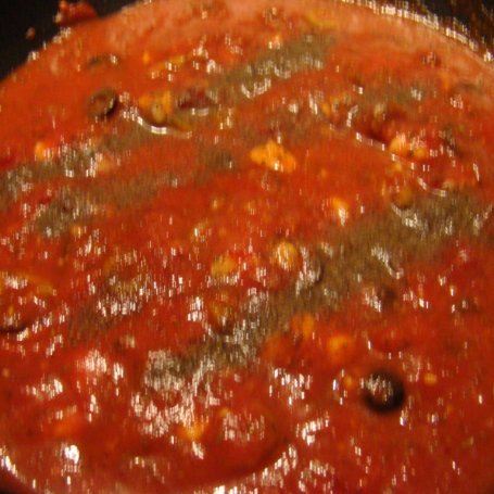 Krok 5 - Ciemny makaron z pomidorowym sosem z oliwkami i serem mozarella foto