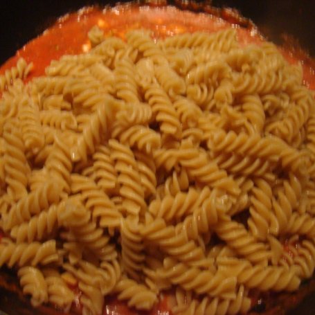 Krok 6 - Ciemny makaron z pomidorowym sosem z oliwkami i serem mozarella foto