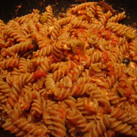 Krok 7 - Ciemny makaron z pomidorowym sosem z oliwkami i serem mozarella foto