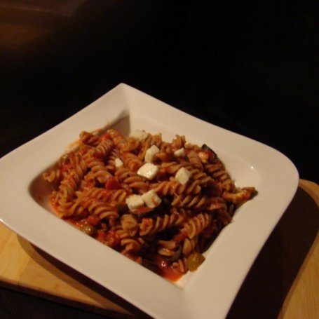 Krok 8 - Ciemny makaron z pomidorowym sosem z oliwkami i serem mozarella foto