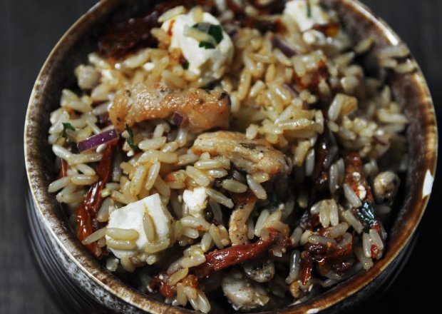 Fotografia przedstawiająca Ciemny ryż z kurczakiem, fetą i suszonymi pomidorami