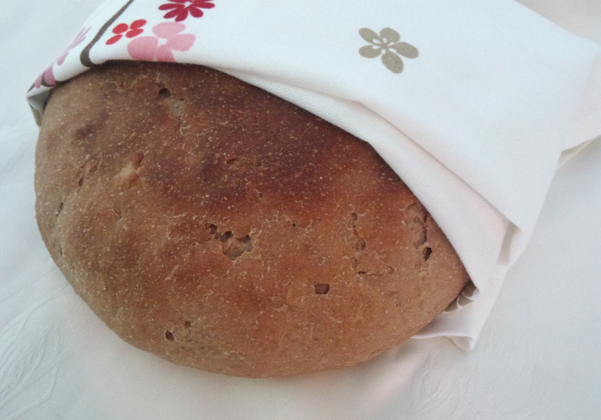 Ciemny żytni chleb polski foto