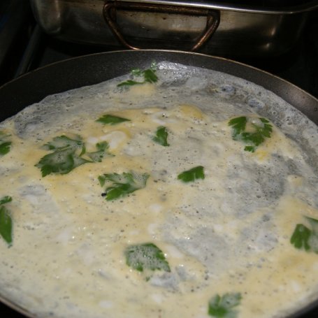 Krok 1 - Cieniutki omletz szynką,porem, pomidorem i lekką salsą ogórkową foto