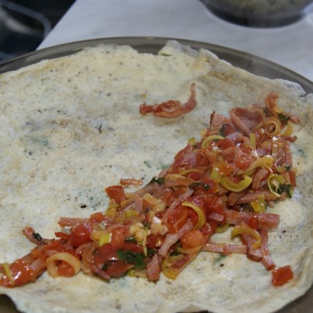 Krok 3 - Cieniutki omletz szynką,porem, pomidorem i lekką salsą ogórkową foto