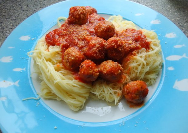 Fotografia przedstawiająca Cieniutkie spaghetti z pulpecikami