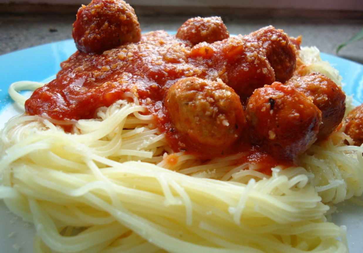 Cieniutkie spaghetti z pulpecikami foto