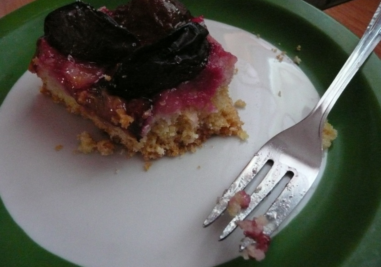 Cienkie kruche ciacho ze śliwkami foto