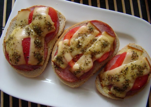 Fotografia przedstawiająca Ciepłe kanapki na śniadanie
