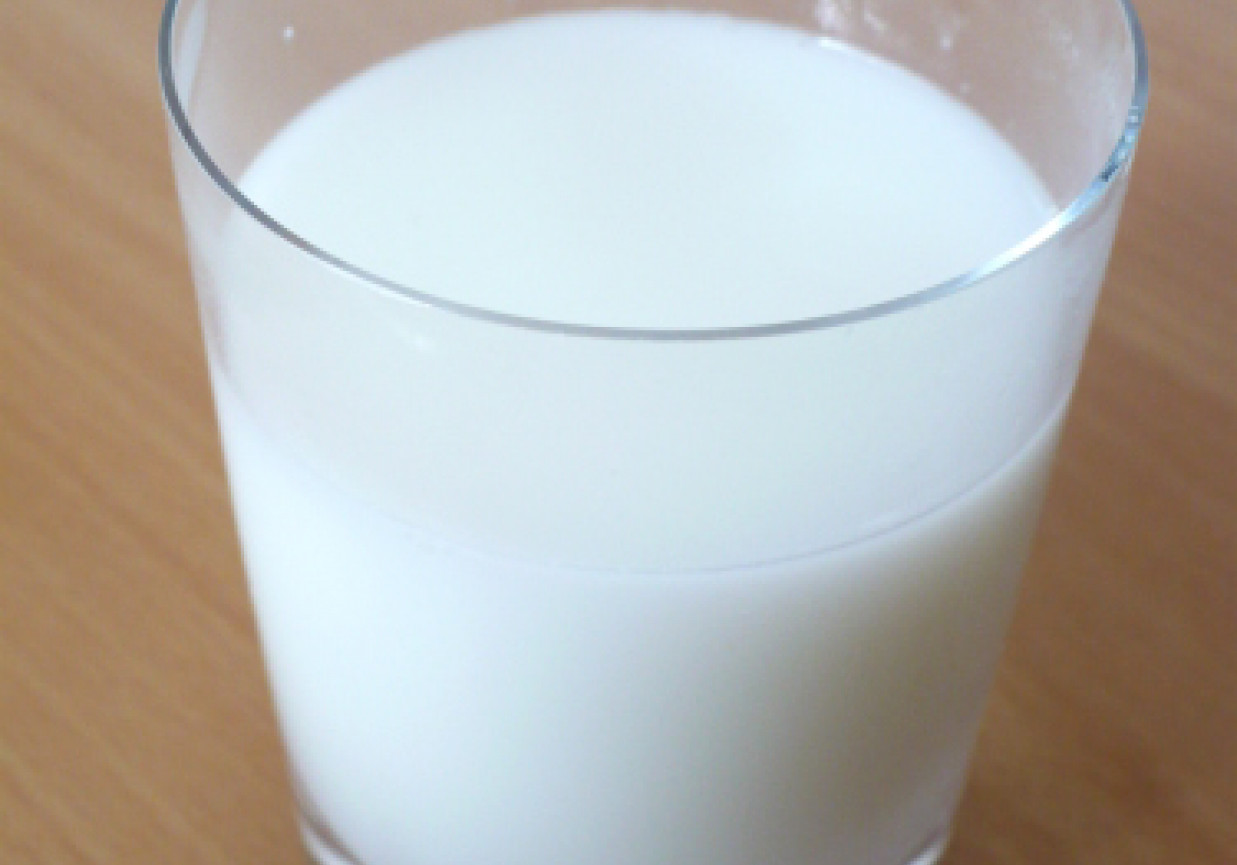 ciepłe mleko z cukrem foto