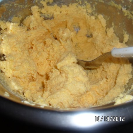 Krok 1 - Cierpiący na żółtaczkę placek jogurtowo brzoskwiniowy z aromatem migdałowo - kokosowym foto