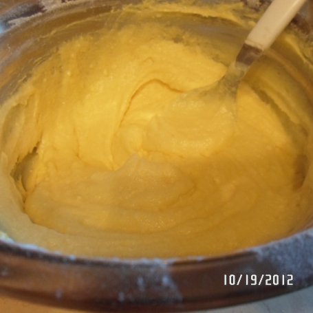 Krok 2 - Cierpiący na żółtaczkę placek jogurtowo brzoskwiniowy z aromatem migdałowo - kokosowym foto