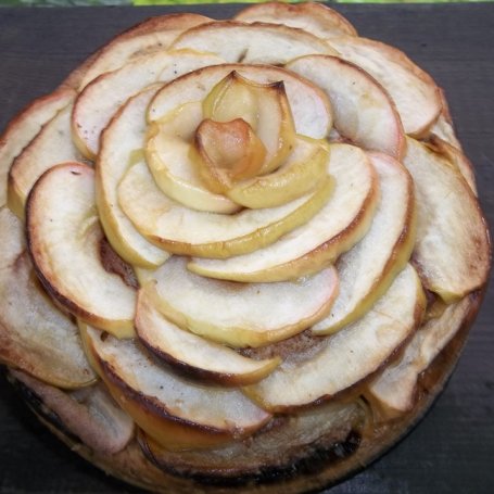 Krok 4 - cisto bananowe z jabłkami (ciasto róża) foto
