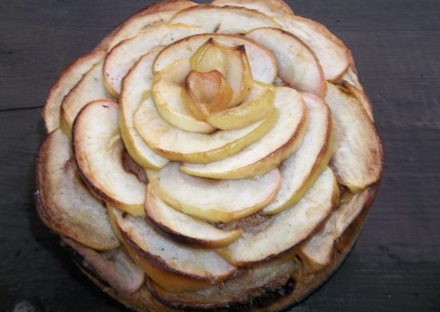 Fotografia przedstawiająca cisto bananowe z jabłkami (ciasto róża)
