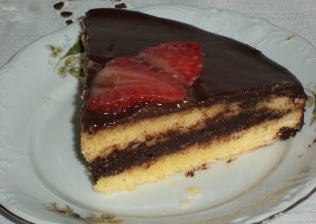Fotografia przedstawiająca Cisto z kremem czekoladowym i truskawkami