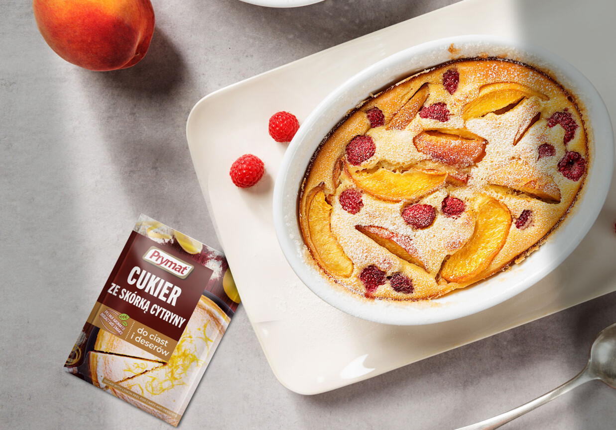 Clafoutis z brzoskwiniami i malinami foto