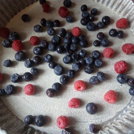 Krok 3 - Clafoutis z malinami i borówką :) foto