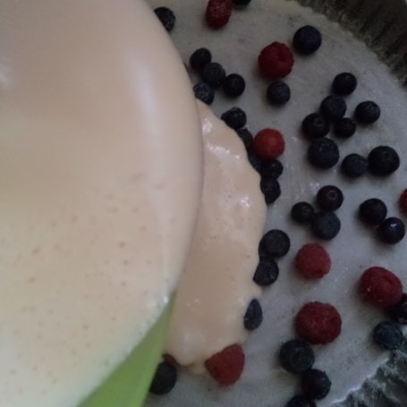 Krok 4 - Clafoutis z malinami i borówką :) foto