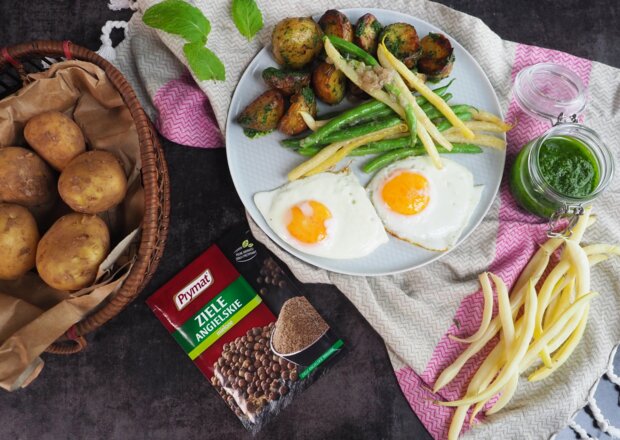 Fotografia przedstawiająca Co na obiad: Fasolka szparagowa z pieczonymi ziemniaczkami i jajkiem sadzonym