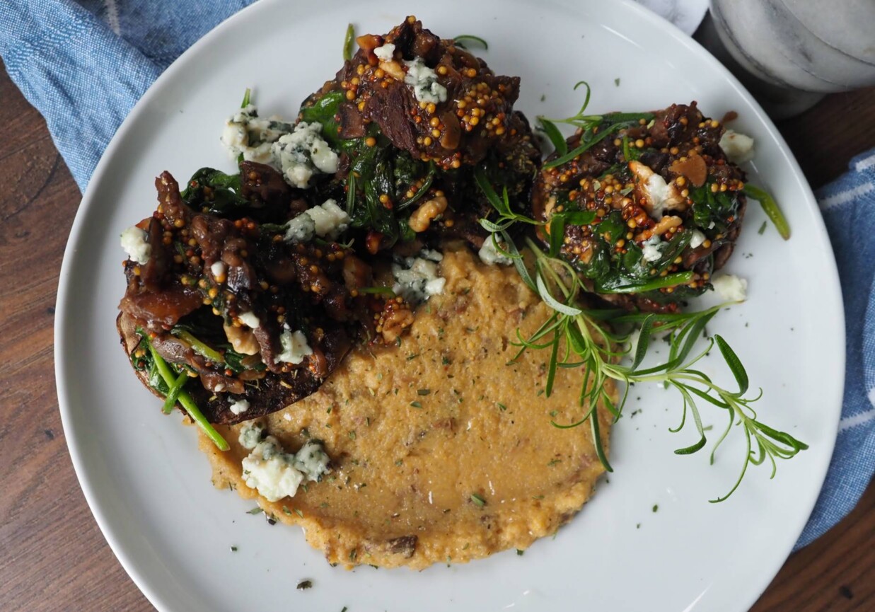 Co na obiad: faszerowane pieczarki portobello z polentą grzybową wg Piotra Ogińskiego foto