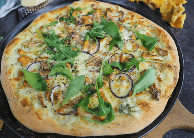 Fotografia przedstawiająca Co na obiad: Pizza z kurkami, gorgonzolą i orzechami wg Piotra Ogińskiego