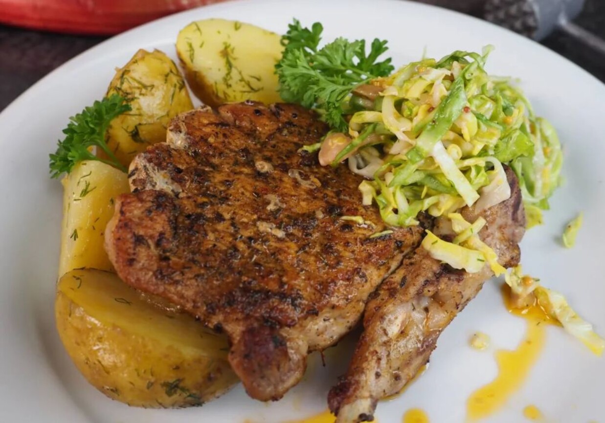 Co na obiad: Schab z kością i młodą kapustą wg Piotra Ogińskiego foto