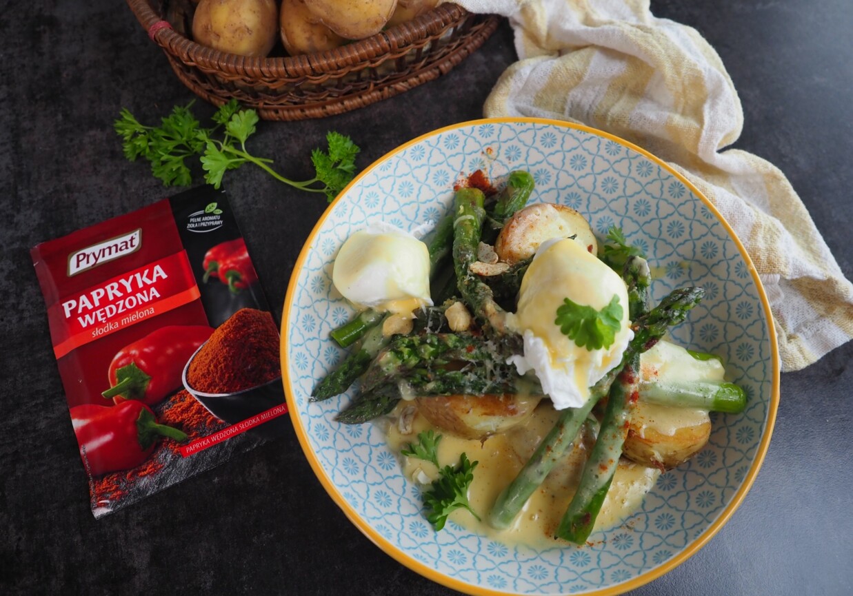 Co na obiad: Szparagi w sosie holenderskim z młodymi ziemniaczkami i jajkiem w koszulce foto