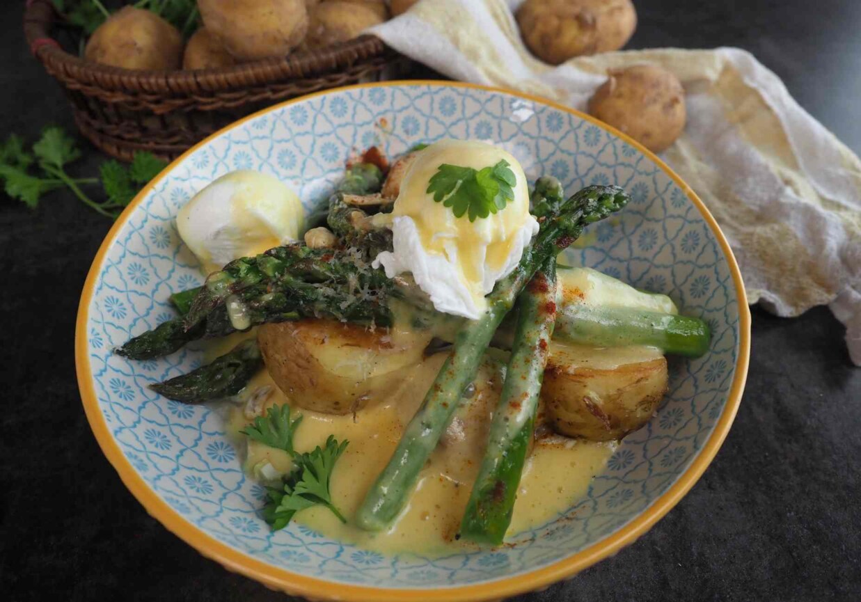 Co na obiad: Szparagi w sosie holenderskim z młodymi ziemniaczkami i jajkiem w koszulce foto