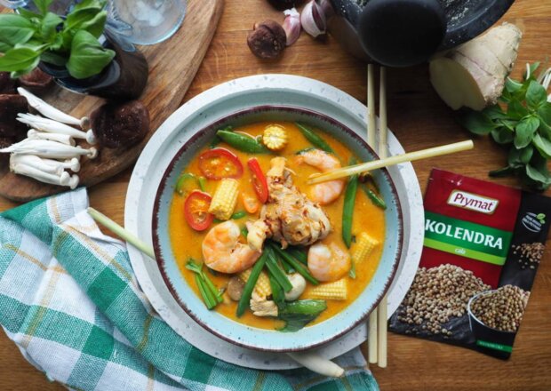 Fotografia przedstawiająca Co na obiad: Tajska zupa Tom Yum wg Piotra Ogińskiego