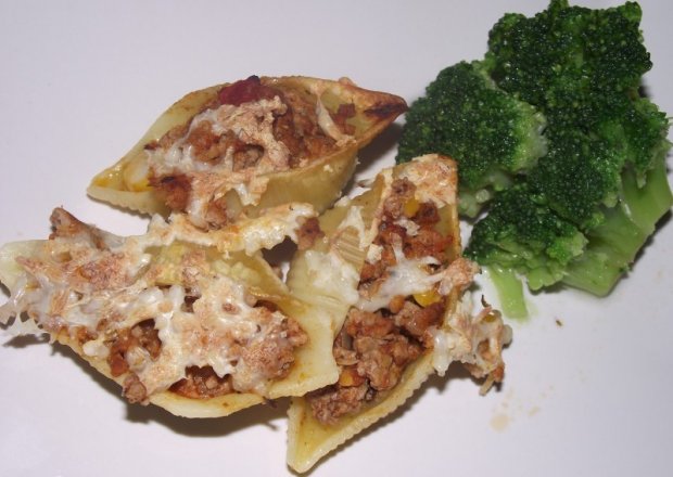 Fotografia przedstawiająca Conchiglioni z mięsem pod mozzarellą podane z brokułem