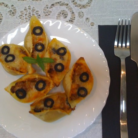 Krok 5 - Conchiglioni zapiekane z pomidorowym mięsnym farszem pod żółtym serem foto
