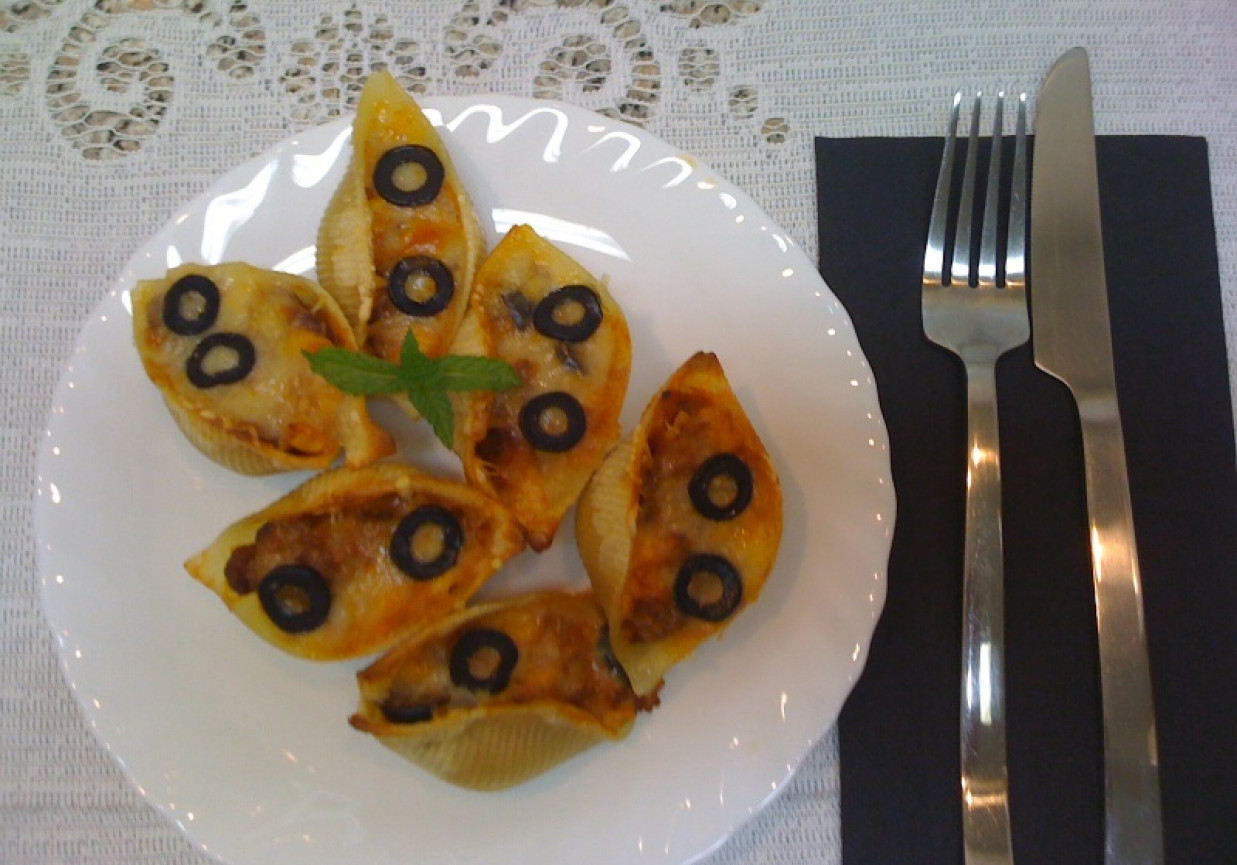 Conchiglioni zapiekane z pomidorowym mięsnym farszem pod żółtym serem foto