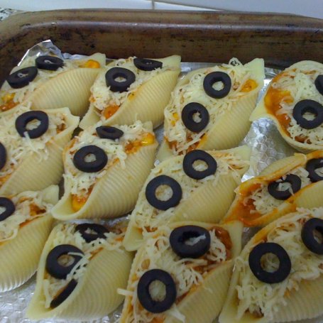 Krok 3 - Conchiglioni zapiekane z pomidorowym mięsnym farszem pod żółtym serem foto