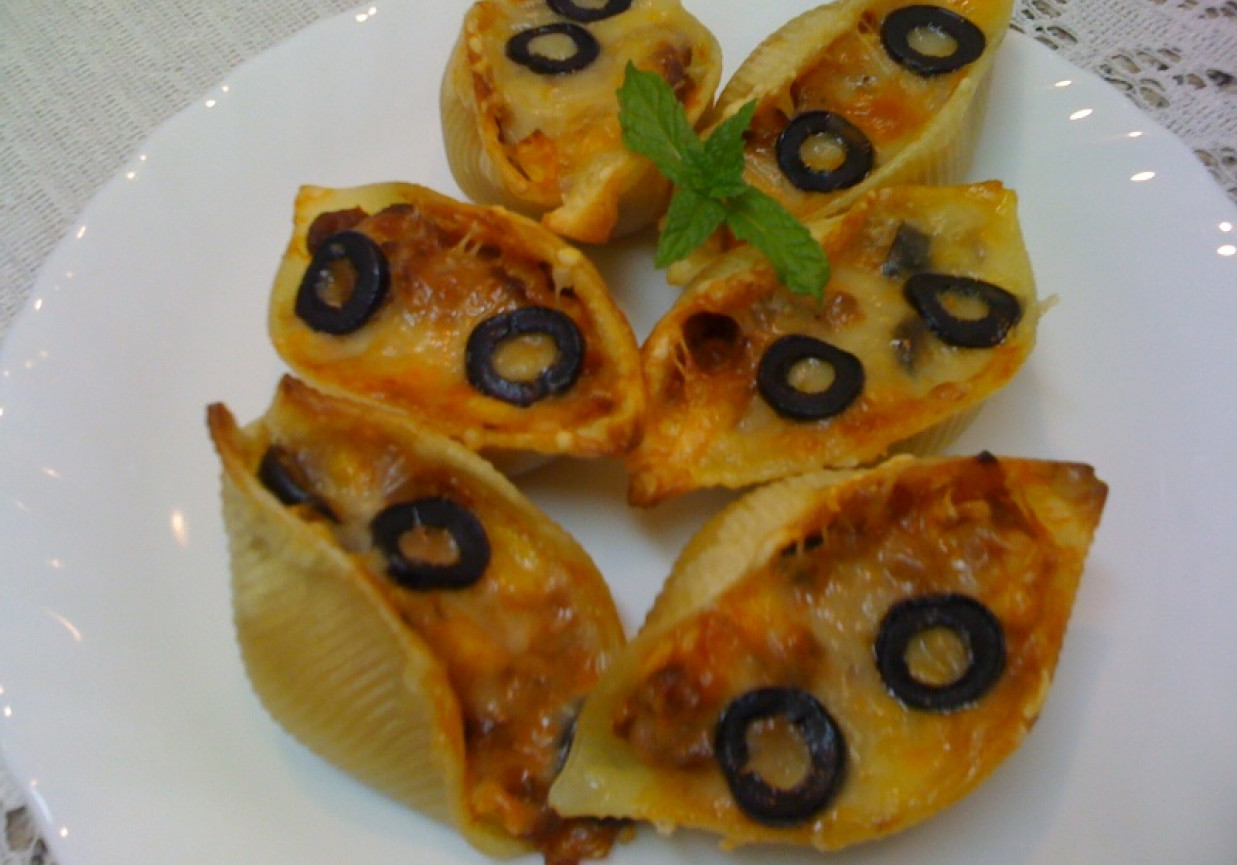 Conchiglioni zapiekane z pomidorowym mięsnym farszem pod żółtym serem foto