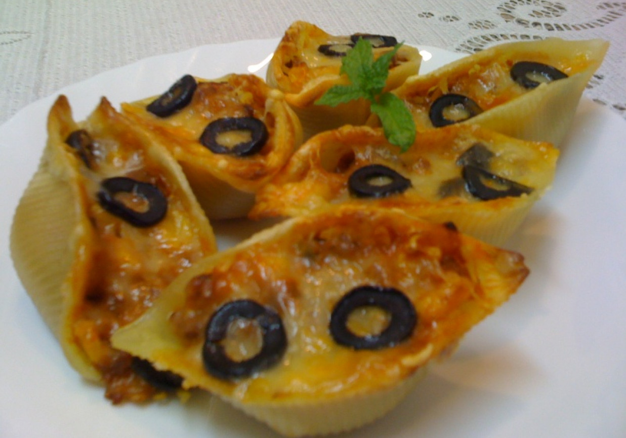 Conchiglioni zapiekane z pomidorowym mięsnym farszem pod żółtym serem foto