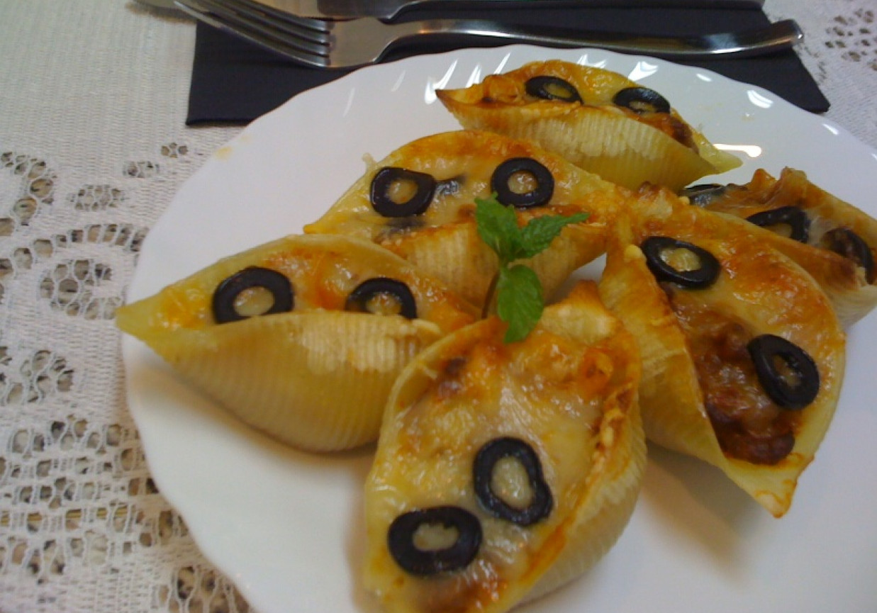 Conchiglioni zapiekane z pomidorowym mięsnym farszem pod żółtym serem foto