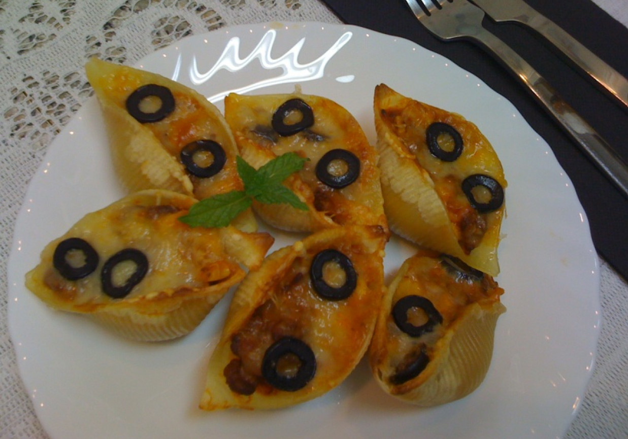 Conchiglioni zapiekane z pomidorowym mięsnym farszem pod żółtym serem foto