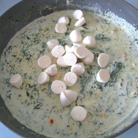 Krok 4 - Conchiglioni ze szpinakiem i kurczakiem w sosie serowym foto