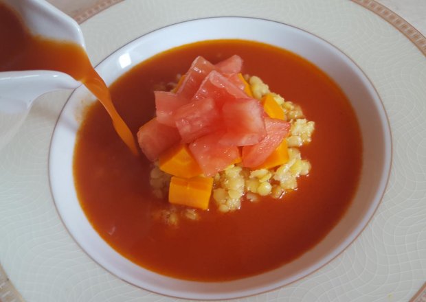 Fotografia przedstawiająca Consomme pomidorowe z żółtą soczewicą