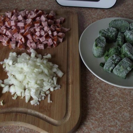 Krok 1 - Coquillette z kiełbasą i szpinakiem foto