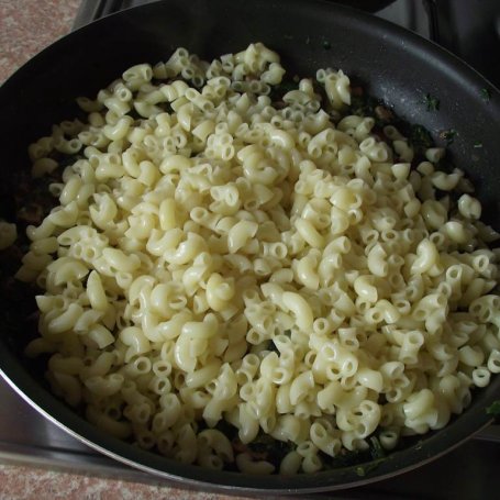 Krok 5 - Coquillette z kiełbasą i szpinakiem foto