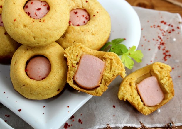 Fotografia przedstawiająca Corn Dog Muffins (kukurydziane muffinki z parówką)